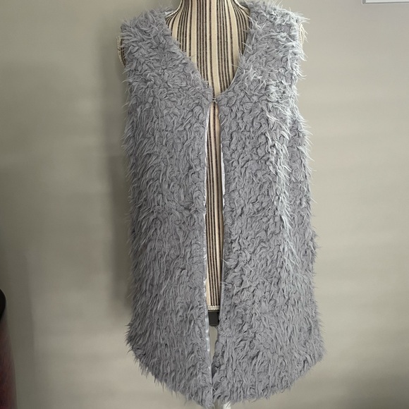 Fluffy Faux Fur Vest - Picture 3 of 12